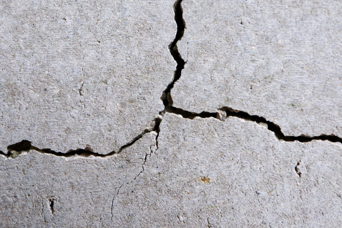 Retrait gonflement argile : Causes, risques et solutions